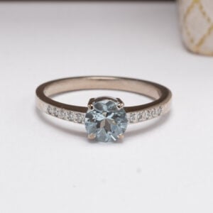 Elegantti 18k valkokultainen sormus, jossa säihkyvä akvamariini ja 10 timanttia (0,007 ct). Käsityönä valmistettu Jouni Salon toimesta Tillanderin ateljeessa Helsingissä.